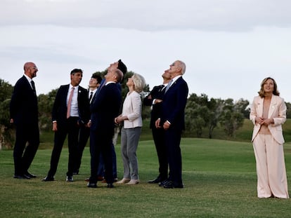 Desde la izquierda, Charles Michel, Rishi Sunak, Olaf Scholz, Justin Trudeau, Ursula Von Der Leyen, Emmanuel Macron, Joe Biden y Giorgia Meloni. poco antes de la foto de familia en el primer día de la cumbre del G-7 en la localidad italiana de Savelletri.