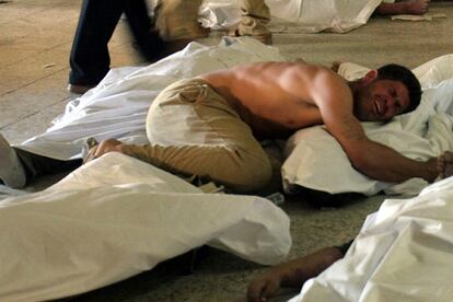 Un hombre llora tras reconocer los restos de un ser querido en la improvisada morgue de Bagdad.