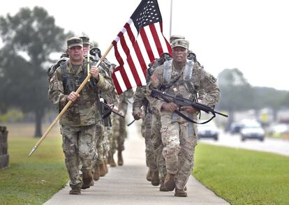 Los soldados portan la bandera de Estados Unidos mientras se dirigen a la Ceremonia de Recuerdo del 11 de septiembre en el puesto militar estadounisende de Fort Gordon.