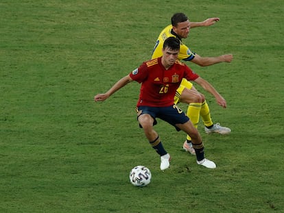 Pedri protege el balón durante el España-Suecia (0-0) disputado el pasado 14 de junio en el estadio de La Cartuja.