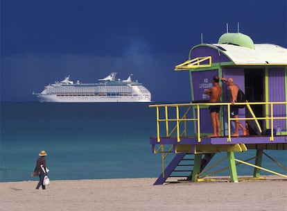 Un crucero en el horizonte de South Beach, en Miami, principal puerto de salida hacia el Caribe.