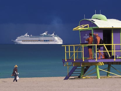 Un crucero en el horizonte de South Beach, en Miami, principal puerto de salida hacia el Caribe.