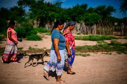 Mujeres indígenas wichi caminan por un camino en la comunidad indígena de Misión Chaquena, provincia de Salta, Argentina, el 26 de febrero de 2020.