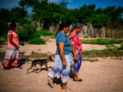 Mujeres indígenas wichi caminan por un camino en la comunidad indígena de Misión Chaquena, provincia de Salta, Argentina, el 26 de febrero de 2020.