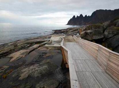Pasarela en la isla de Senja, en la costa noroeste de Noruega, obra del estudio Code Arkitekturas.