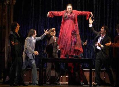 La bailaora Cristina Hoyos, durante la representación de <i>Poema del cante jondo en el café de Chinitas,</i> de Lorca.