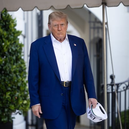 June 24, 2025, Washington, District Of Columbia, USA: United States President Donald J Trump walks to speak with reporters on the South Lawn of the White House in Washington, DC, US, before boarding Marine One on Tuesday, June 24, 2025.  The President is traveling to The Hague, Netherlands for the NATO Summit,Image: 1014480467, License: Rights-managed, Restrictions: , Model Release: no, Credit line: Francis Chung - Pool via CNP / Zuma Press / ContactoPhoto
Editorial licence valid only for Spain and 3 MONTHS from the date of the image, then delete it from your archive. For non-editorial and non-licensed use, please contact EUROPA PRESS.
24/06/2025 ONLY FOR USE IN SPAIN