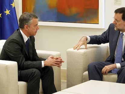 Rajoy conversa en La Moncloa con Urkullu, en 2012.