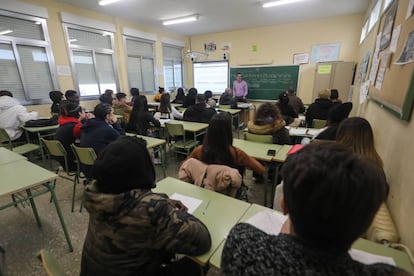Varios alumnos asisten a clase en el centro Ramón y Cajal de Parla, el miércoles 12 de febrero.
