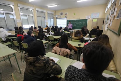 Varios alumnos asisten a clase en el centro Ramón y Cajal de Parla, el miércoles 12 de febrero. 