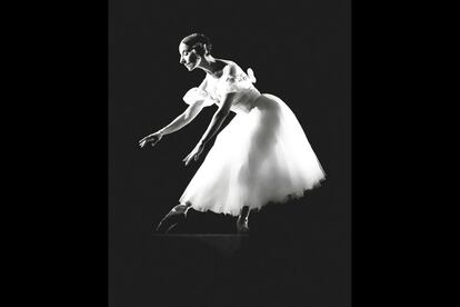 Alicia Alonso en una imagen de estudio sobre el segundo acto de &lsquo;Giselle&rsquo; (c. 1980).