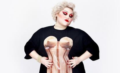 Beth Ditto con una de las camisetas de su línea con Jean Paul Gaultier.