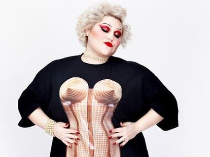 Beth Ditto con una de las camisetas de su l&iacute;nea con Jean Paul Gaultier. 