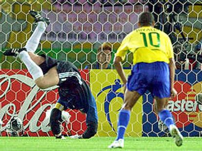 Rivaldo observa una acción de Kahn.