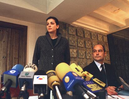 Nevenka Fernández anuncia su dimisión como concejal, junto a su abogado, Adolfo Barreda, el 26 de marzo de 2001.
