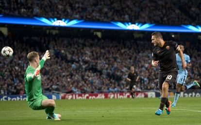 Totti, en el momento de marcar a Hart.