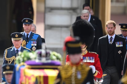 La comitiva ha recorrido unos 1.800 metros. Tras salir del palacio de Buckingham, ha seguido por el Mall hasta el Horse Guards Parade, la antigua plaza de armas del palacio de Whitehall, la calle Whitehall y, tras pasar frente al Cenotafio a los Caídos, ha terminado en Westminster Hall.