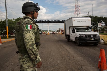 Un militar vigila un puesto de control en Arriaga, en la frontera sur de México.