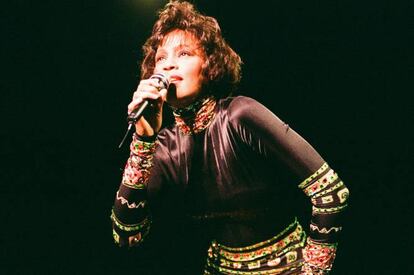 <p><strong>Quién, dónde y cuándo.</strong> Whitney Houston. 17 de noviembre de 1993. Barcelona <br /><strong>Por qué se canceló. </strong> La gran diva del pop celebró con una mariscada su triunfo en el Palacio de los Deportes de Madrid el 15 de noviembre de 1993 -en la época de máxima popularidad con 'El Guardaespaldas'-, con tan mala fortuna que tanto ella como los miembros de su banda acabaron severamente intoxicados. <strong><br />Momento de máxima tensión.</strong> Esta fatalidad provocó que dos días después, el director de Doctor Music, Neo Sala, tuviera que salir ante las 18.000 personas que abarrotaban el Palau Sant Jordi para anunciar a ultimísima hora que la actuación se suspendía por orden médica. <a href="https://elpais.com/diario/1993/11/17/cultura/753490801_850215.html" target="_blank">"Fueron las ostras", sentenció la prensa</a>, y Whitney no volvió a cantar nunca más en España, pues su regreso en 2010 en Tenerife también se canceló por otro motivo bien peculiar: la nube de cenizas provocada por la erupción de un volcán islandés que paralizó el tráfico aéreo europeo durante días. En la imagen, Whitney Houston en 1993.</p>