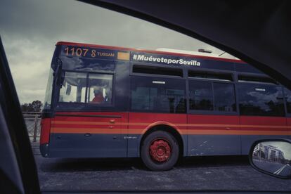 Un autobús urbano, con el 'hashtag', ya anticuado, #MueveteporSevilla, circula por el Puente de San Telmo, el 15 de abril.