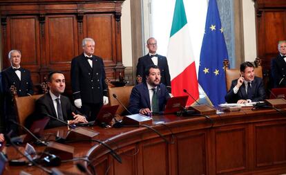 De izquierda a derecha, Luigi di Maio, Matteo Salvini y Giusseppe Conte en el primer consejo de ministros.