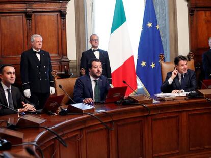 De izquierda a derecha, Luigi di Maio, Matteo Salvini y Giusseppe Conte en el primer consejo de ministros.