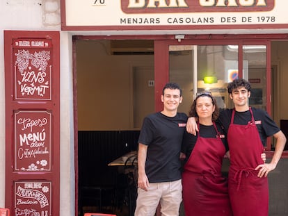Elisabet Prat y sus dos hijos, Esteve y Martí Cañas, en la entrada del Bar Casi.