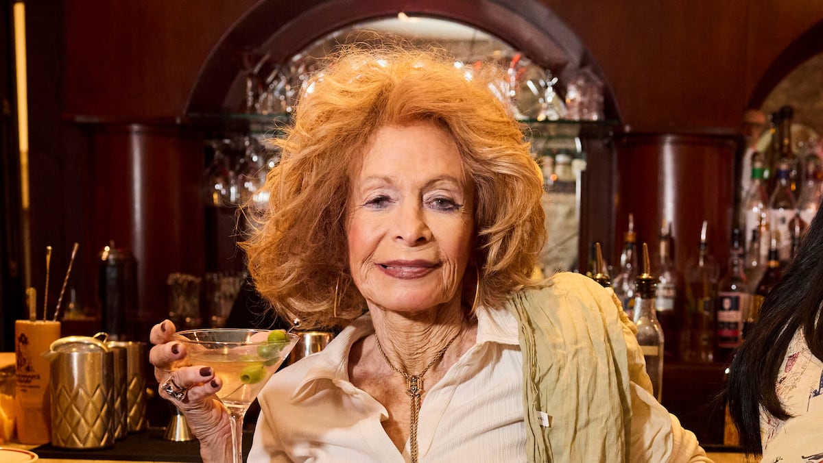 La tendencia que circula en las redes sociales contra las ‘apps’ de citas: siéntate en el bar