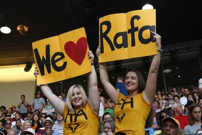 Dos espectadoras animan al español Rafael Nadal durante la semifinal del Abierto de Australia disputada contra el búlgaro Grigor Dimitrov, en Melbourne (Australia).