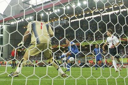 Zaccardo, en el centro, desva el baln hacia su propia portera en el gol estadounidense ante la impotencia de Buffon y la expectacin de McBride.