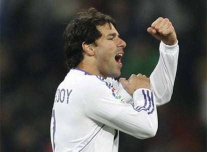 Van Nistelrooy hace un corte de mangas tras marcar el primer gol del Madrid.