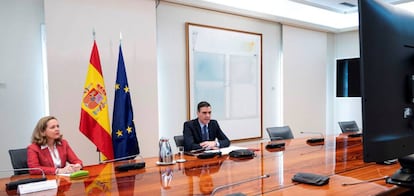 Fotografía facilitada por Moncloa de la reunión del presidente del Gobierno, Pedro Sánchez, y la ministra de Economía, Nadia Calviño, con la mesa de diálogo social para abordar con patronal y sindicatos la reconstrucción