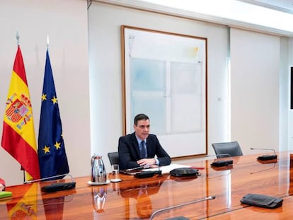 Fotografía facilitada por Moncloa de la reunión del presidente del Gobierno, Pedro Sánchez, y la ministra de Economía, Nadia Calviño, con la mesa de diálogo social para abordar con patronal y sindicatos la reconstrucción