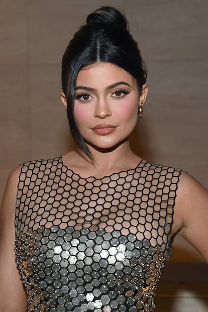 Kylie Jenner, por su parte, escogió este peinado con un estilo más sofisticado para asistir al desfile de Tom Ford en California.