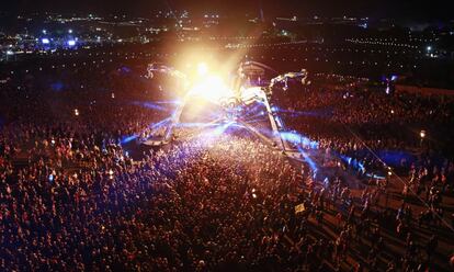 Espectáculos de láser y pirotcenia en la zona llamada Arcadia en el festival Glastonbury, 28 de junio de 2014.