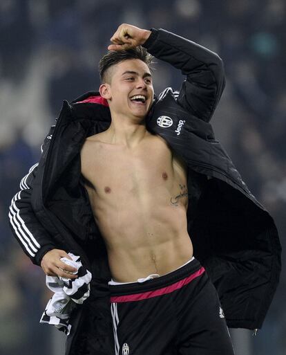 Paulo Dybala celebra la victoria de la Juve en el Juventus Stadium.