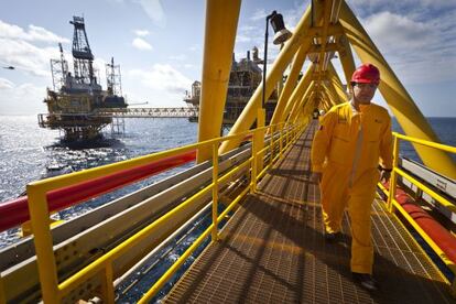 A worker on a Pemex platform in the Gulf of Mexico.