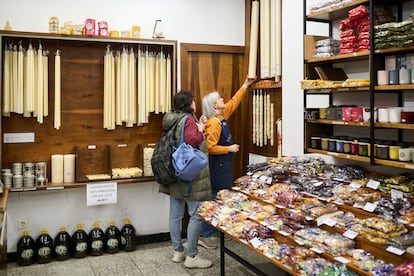 Dos clientas de la confitería y cerería Donézar, en Pamplona.