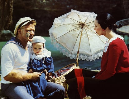 Robin Williams y Shelley Duvall en 'Popeye' (1980), en la imagen como Popeye y Olivia con su hijo Cocoliso.