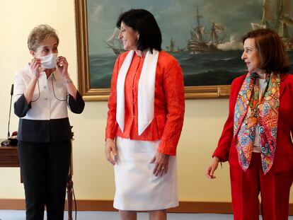 Desde la izquierda, Paz Esteban, Esperanza Casteleiro, y la ministra de Defensa, Margarita Robles, conversan durante la ceremonia de toma de posesión de varios altos cargos en el Ministerio de Defensa, en julio de 2020.