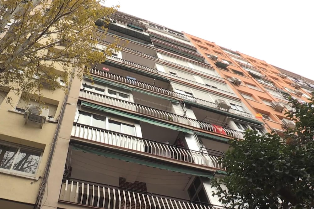 Muere una mujer en Madrid tras precipitarse de un décimo piso con sus ...