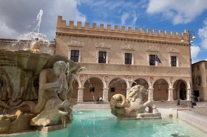 Fuente de la Piazza del Popolo en Pésaro, capital de la provincia de Urbino.