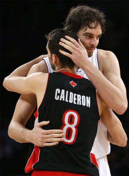 Calderón y Gasol se abrazan al terminar el partido.