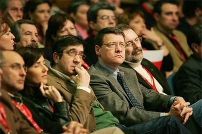 Jordi Sevilla (en el centro, con corbata), ayer en el Kursaal de San Sebastián.