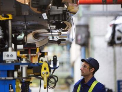 Un trabajador en la planta de Ford en Almussafes (Valencia).