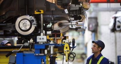 Un trabajador en la planta de Ford en Almussafes (Valencia).