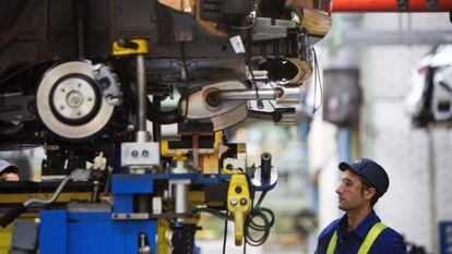 Un trabajador en la planta de Ford en Almussafes (Valencia).