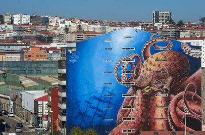 Un mural de un pulpo en la fachada de un edificio en Vigo.