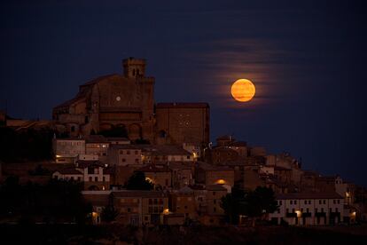 La superluna ilumina el municipio de Ujué, en Navarra, la noche del 30 de agosto. 