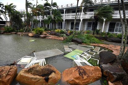 Las autoridades de Australia ordenaron el lunes la evacuación de más de 25.000 personas en varias zonas de la localidad de Mackay, en el estado de Queensland, por el riesgo de inundaciones. En la imagen, muebles de piscina flotan en una piscina en Airlie Beach, en Queensland (Australia), el 28 de marzo de 2017.